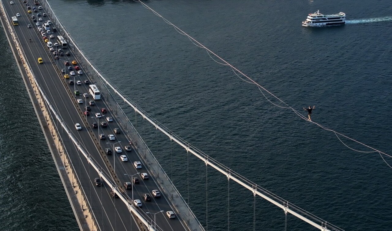 Red Bull atletlerinden Jaan Roose, İstanbul’da Asya kıtasından Avrupa kıtasına ip üstünde...