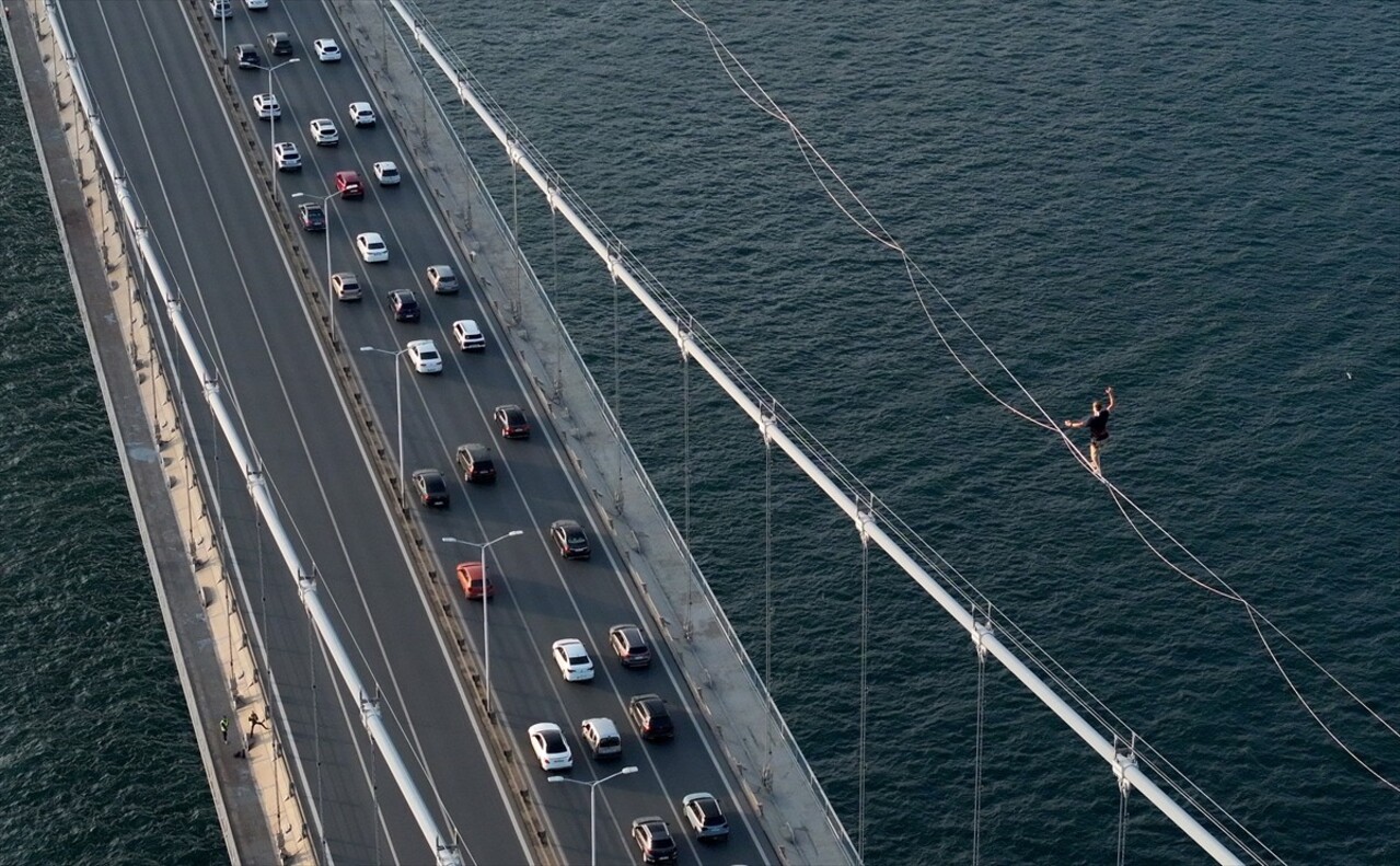 Red Bull atletlerinden Jaan Roose, İstanbul’da Asya kıtasından Avrupa kıtasına ip üstünde...