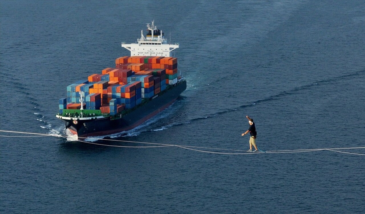 Red Bull atletlerinden Jaan Roose, İstanbul’da Asya kıtasından Avrupa kıtasına ip üstünde...