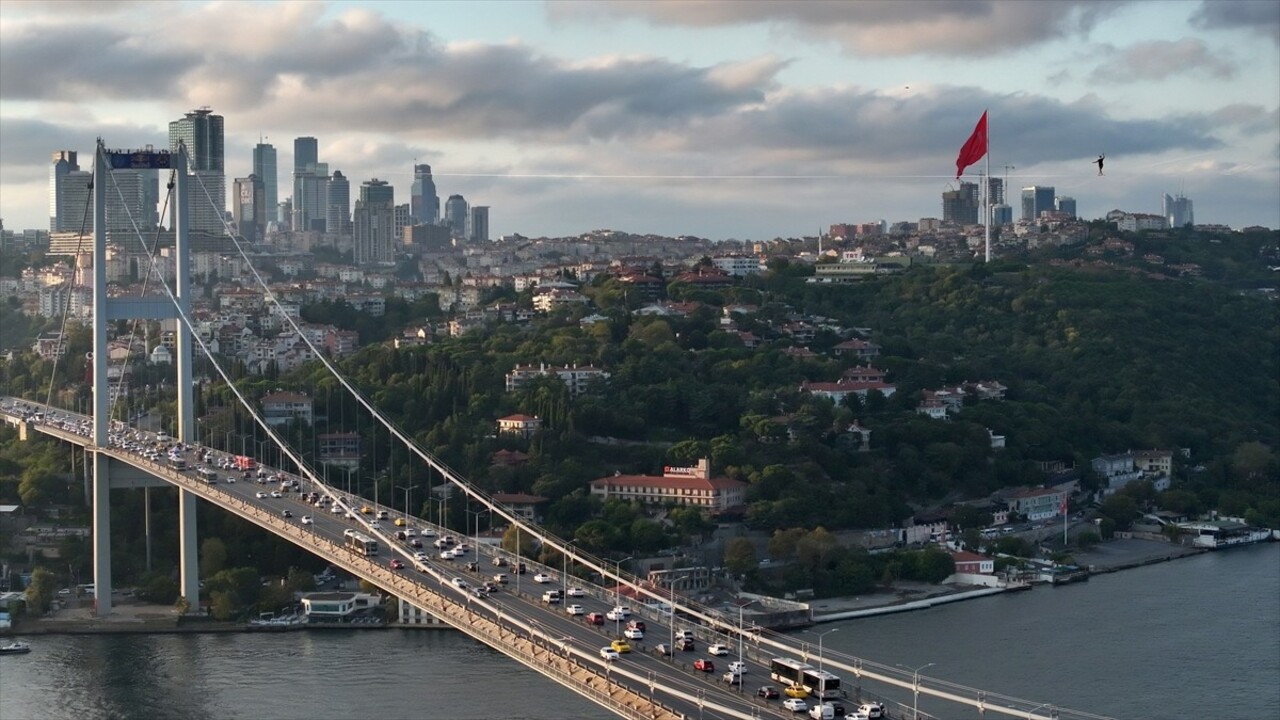 Red Bull atletlerinden Jaan Roose, İstanbul’da Asya kıtasından Avrupa kıtasına ip üstünde...