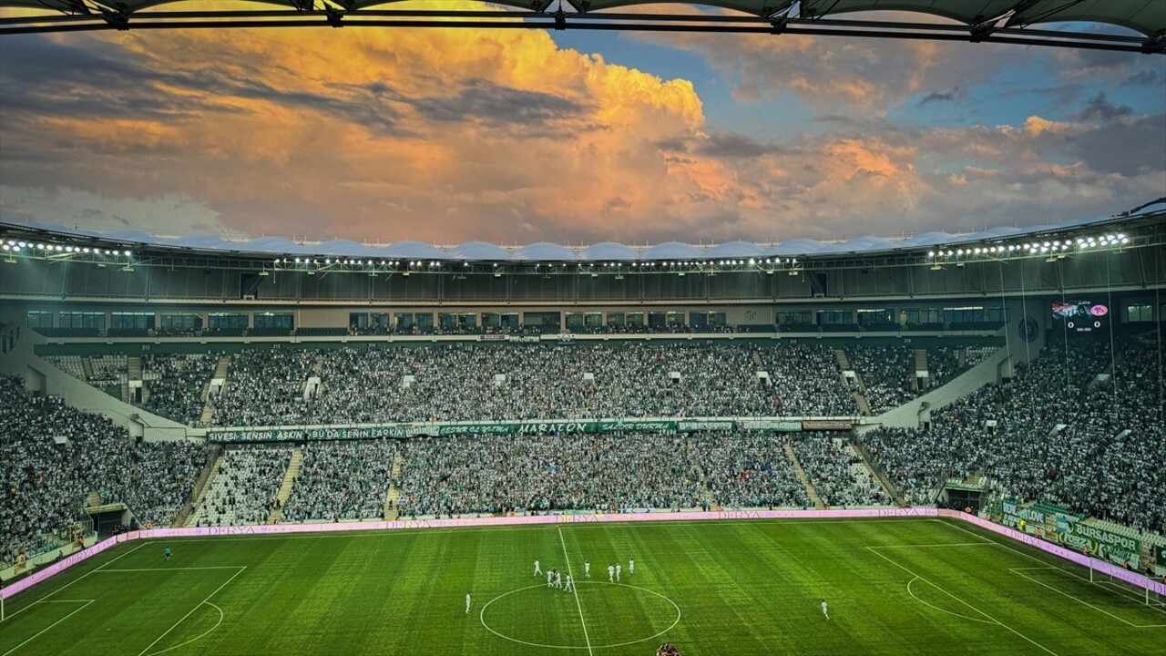 Bursaspor'un TFF 3. Lig'in ikinci haftasında Tokat Belediye Plevnespor'u sahasında ağırladığı maçı...