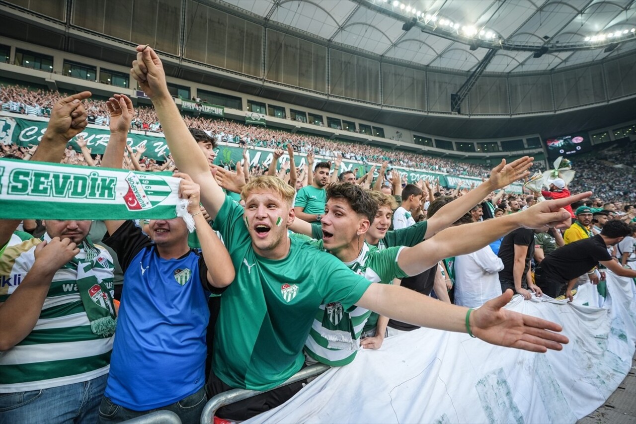 Bursaspor'un TFF 3. Lig'in ikinci haftasında Tokat Belediye Plevnespor'u sahasında ağırladığı maçı...