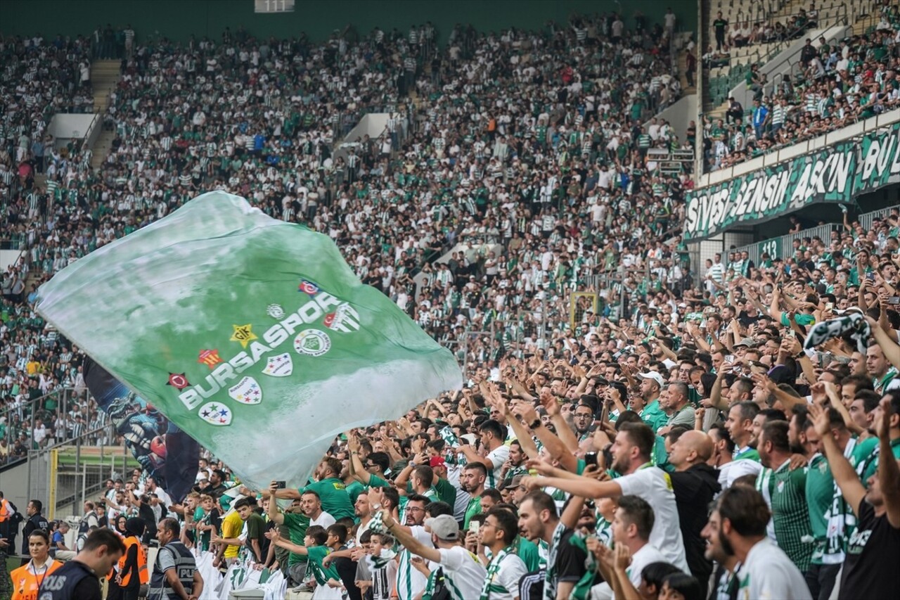 Bursaspor'un TFF 3. Lig'in ikinci haftasında Tokat Belediye Plevnespor'u sahasında ağırladığı maçı...