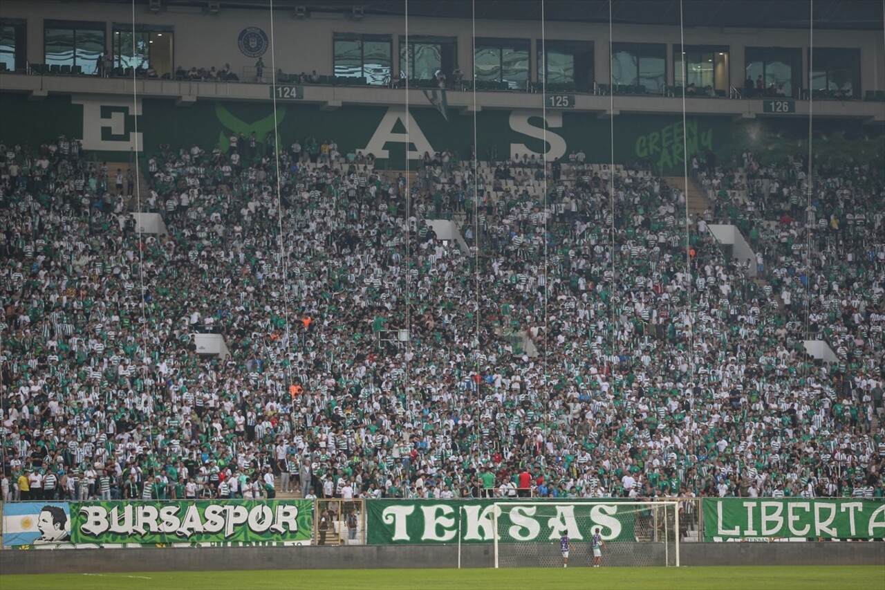 Bursaspor'un TFF 3. Lig'in ikinci haftasında Tokat Belediye Plevnespor'u sahasında ağırladığı maçı...