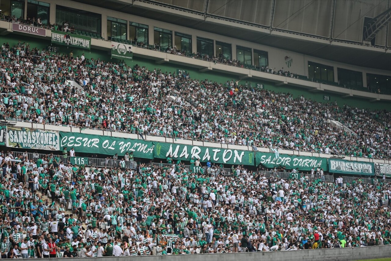 Bursaspor'un TFF 3. Lig'in ikinci haftasında Tokat Belediye Plevnespor'u sahasında ağırladığı maçı...