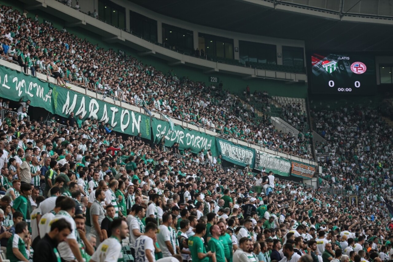 Bursaspor'un TFF 3. Lig'in ikinci haftasında Tokat Belediye Plevnespor'u sahasında ağırladığı maçı...