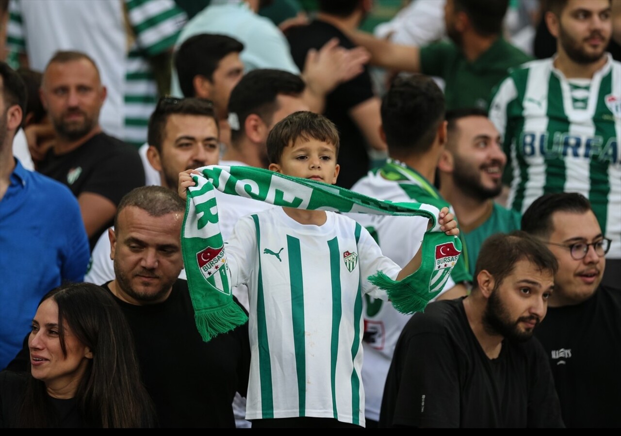 Bursaspor'un TFF 3. Lig'in ikinci haftasında Tokat Belediye Plevnespor'u sahasında ağırladığı maçı...