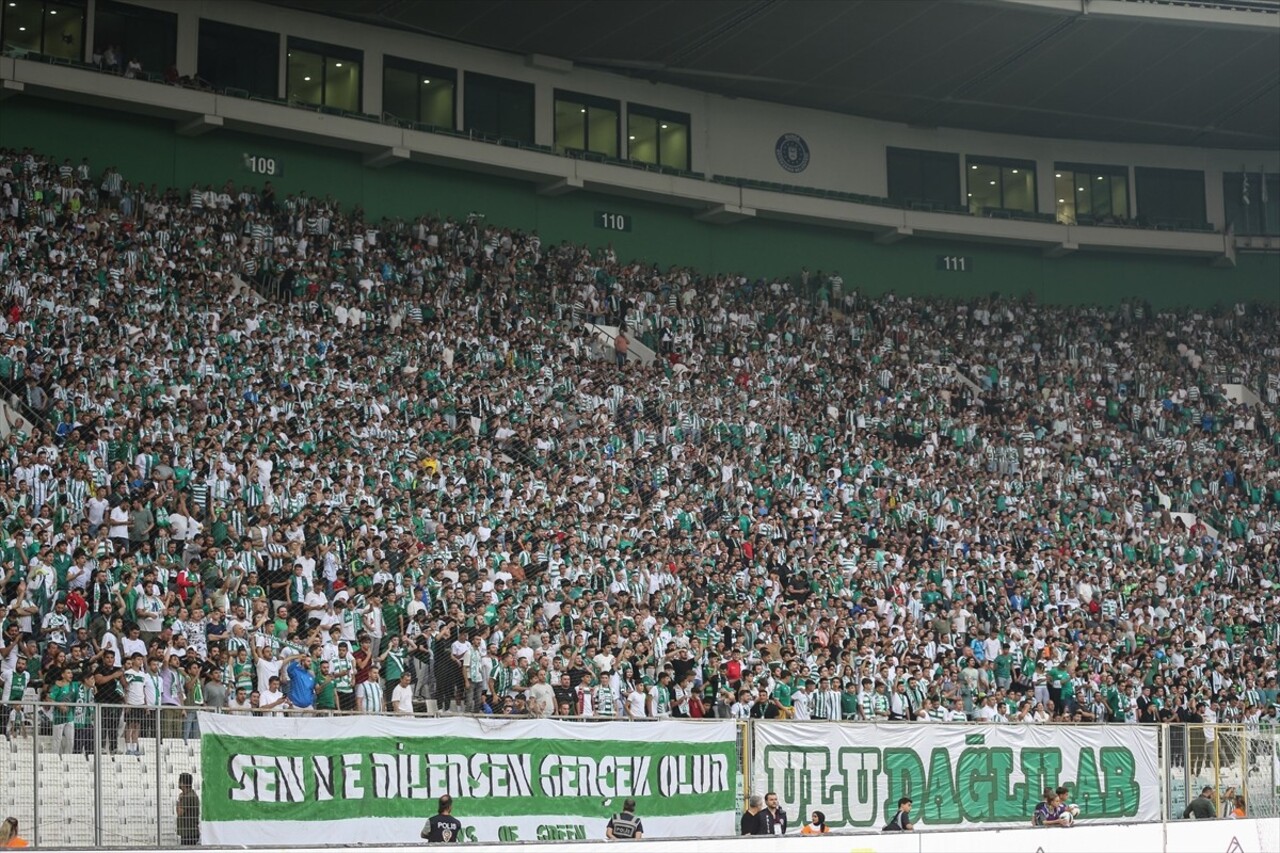 Bursaspor'un TFF 3. Lig'in ikinci haftasında Tokat Belediye Plevnespor'u sahasında ağırladığı maçı...