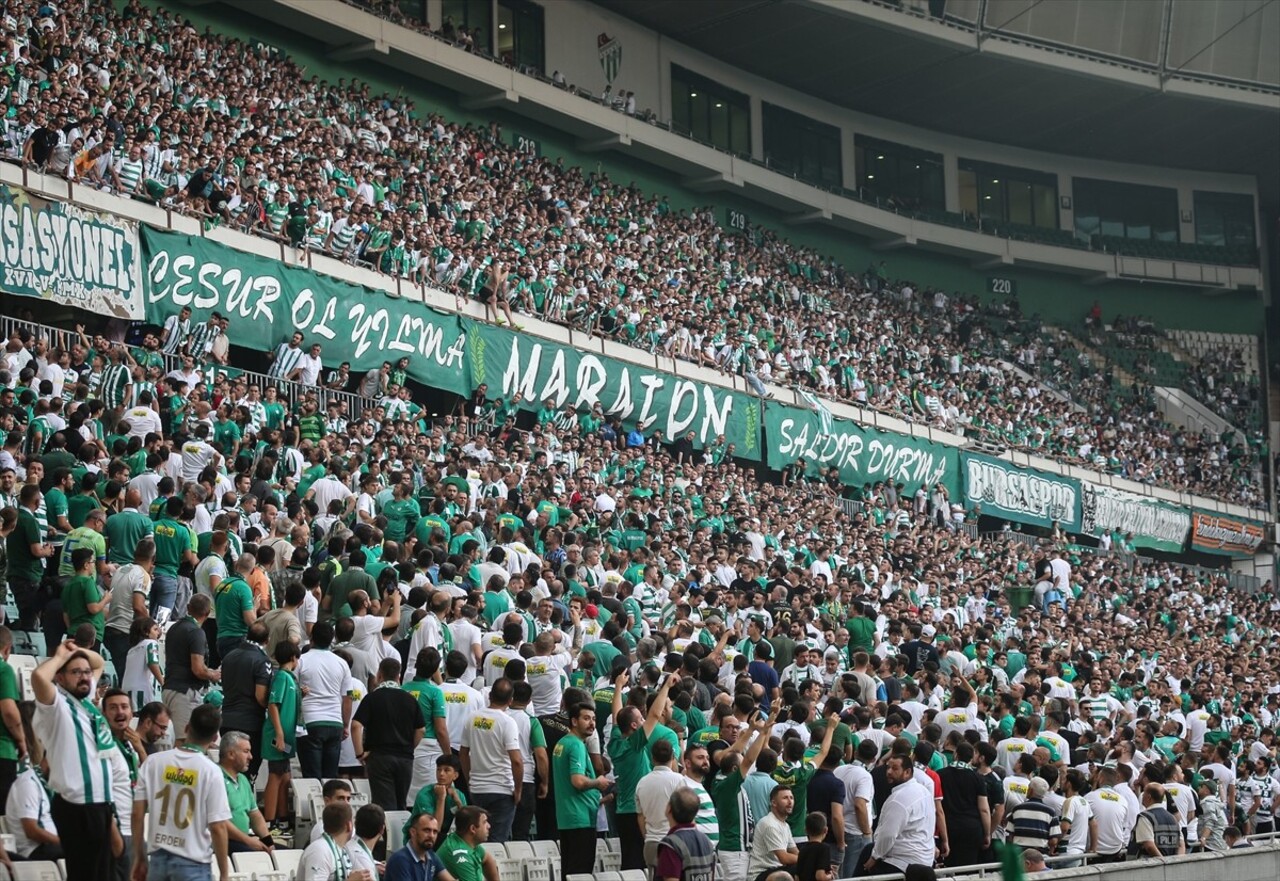 Bursaspor'un TFF 3. Lig'in ikinci haftasında Tokat Belediye Plevnespor'u sahasında ağırladığı maçı...