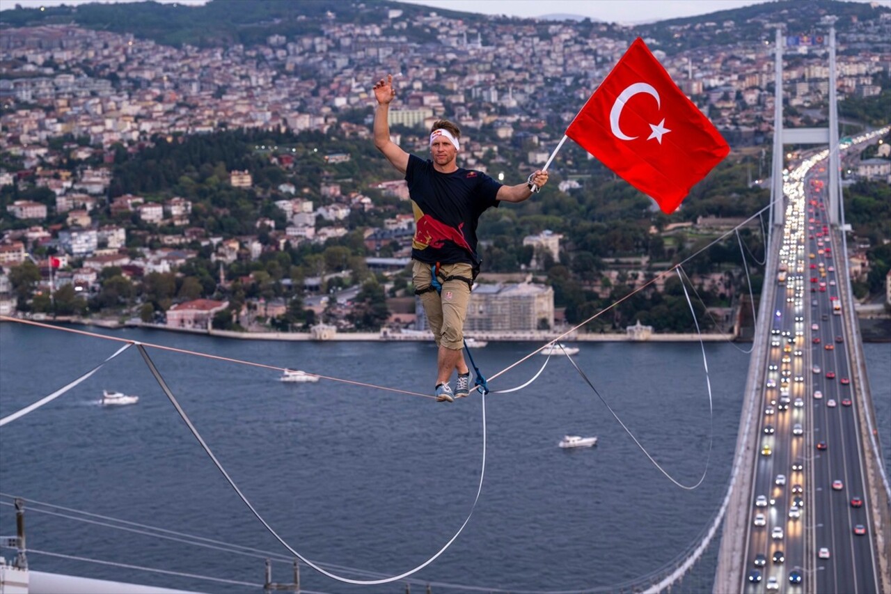 Slackline alanında 3 kez dünya şampiyonu olan Red Bull'un Estonyalı atleti Jaan Roose, İstanbul'da...