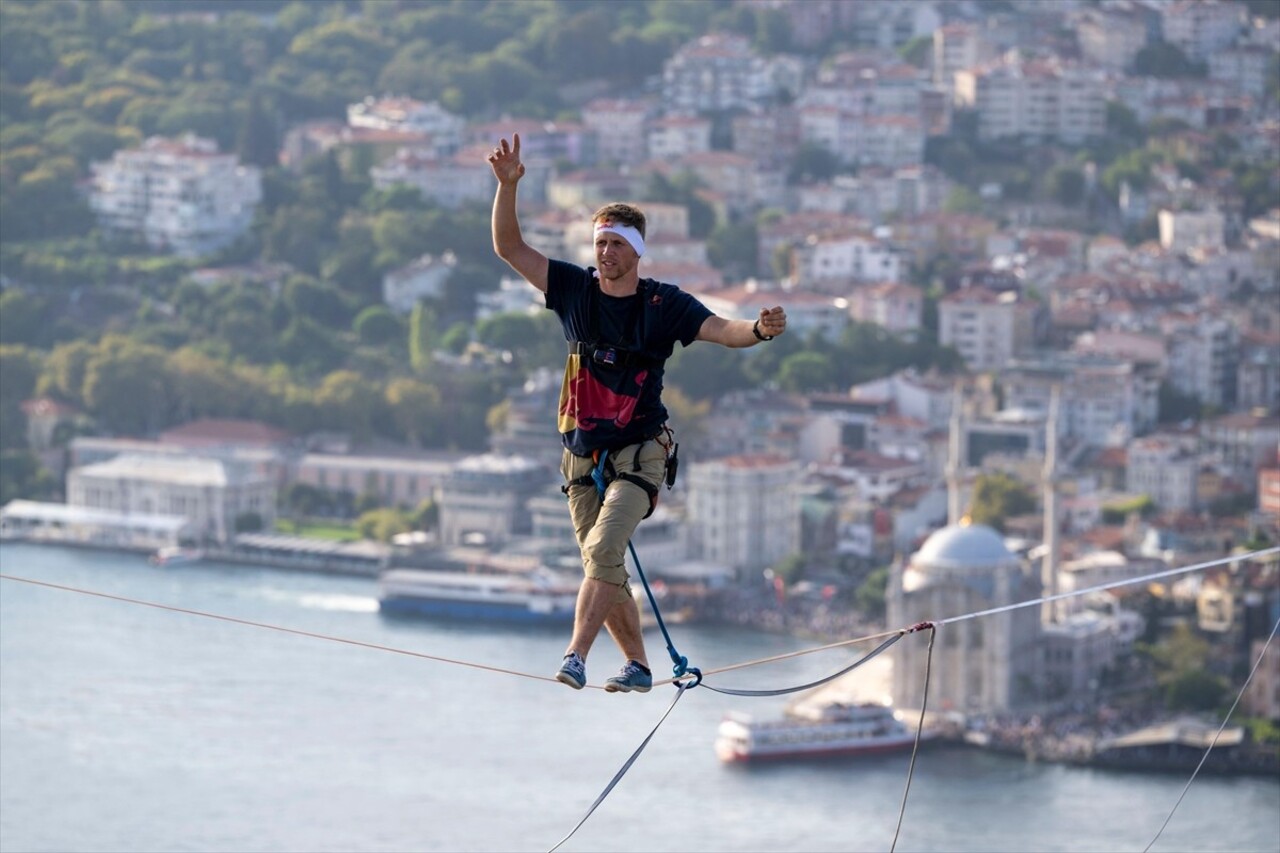 Slackline alanında 3 kez dünya şampiyonu olan Red Bull'un Estonyalı atleti Jaan Roose, İstanbul'da...