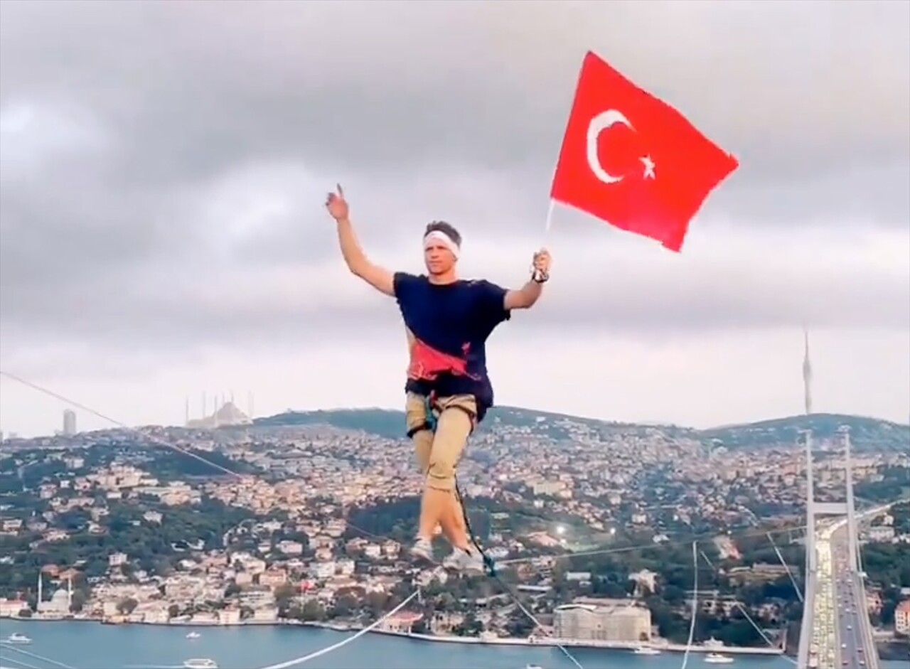 Slackline alanında 3 kez dünya şampiyonu olan Red Bull'un Estonyalı atleti Jaan Roose, İstanbul'da...