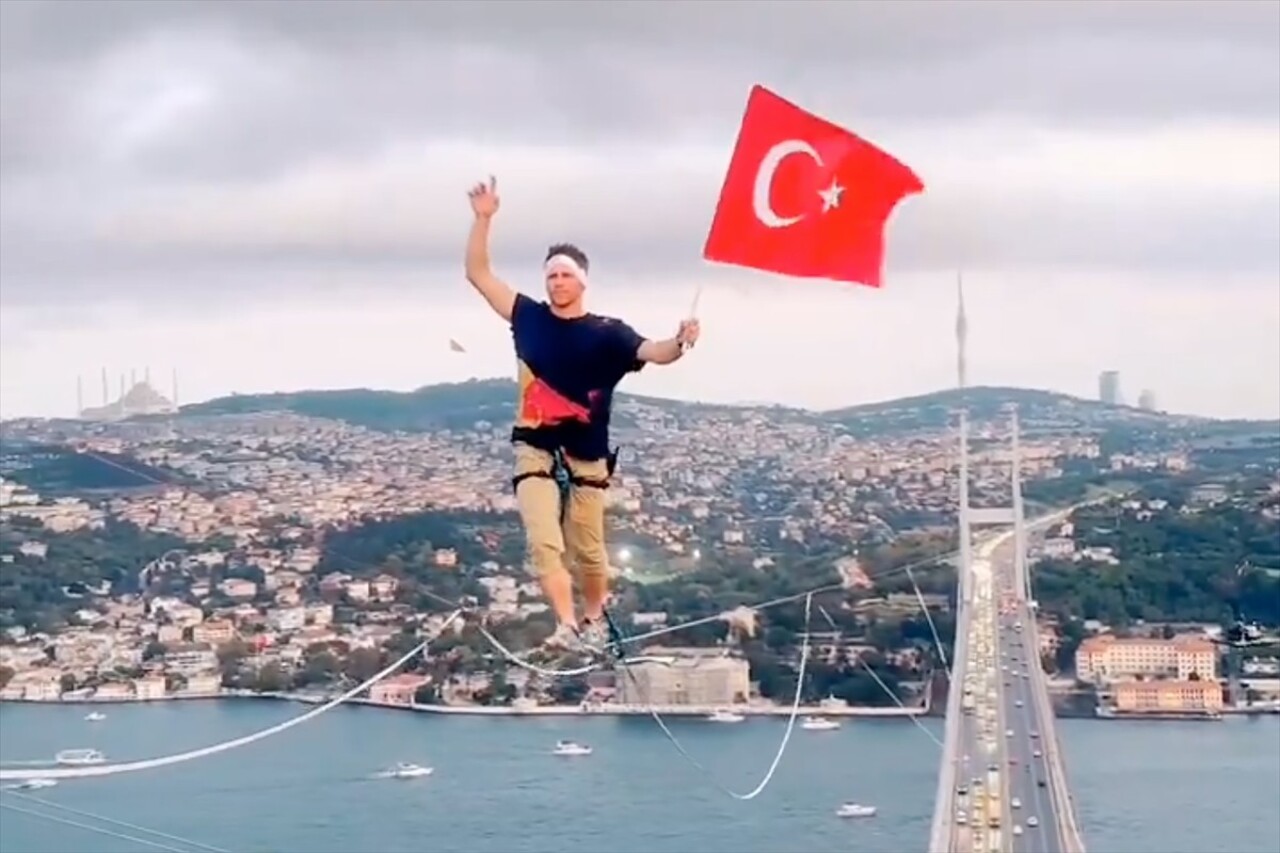 Slackline alanında 3 kez dünya şampiyonu olan Red Bull'un Estonyalı atleti Jaan Roose, İstanbul'da...