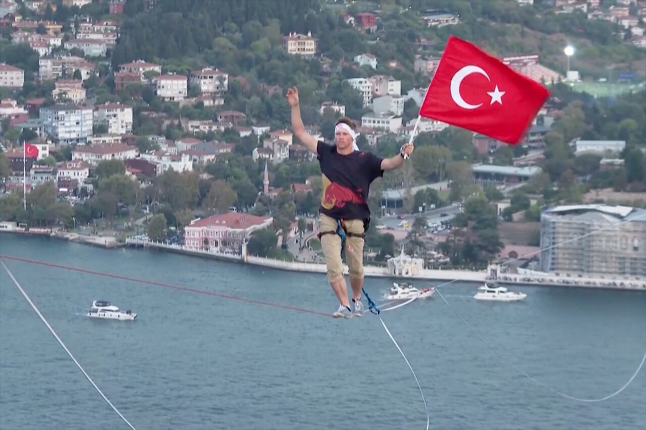 Slackline alanında 3 kez dünya şampiyonu olan Red Bull'un Estonyalı atleti Jaan Roose, İstanbul'da...