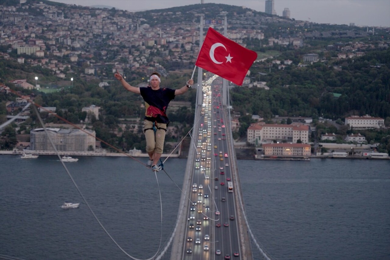 Slackline alanında 3 kez dünya şampiyonu olan Red Bull'un Estonyalı atleti Jaan Roose, İstanbul'da...