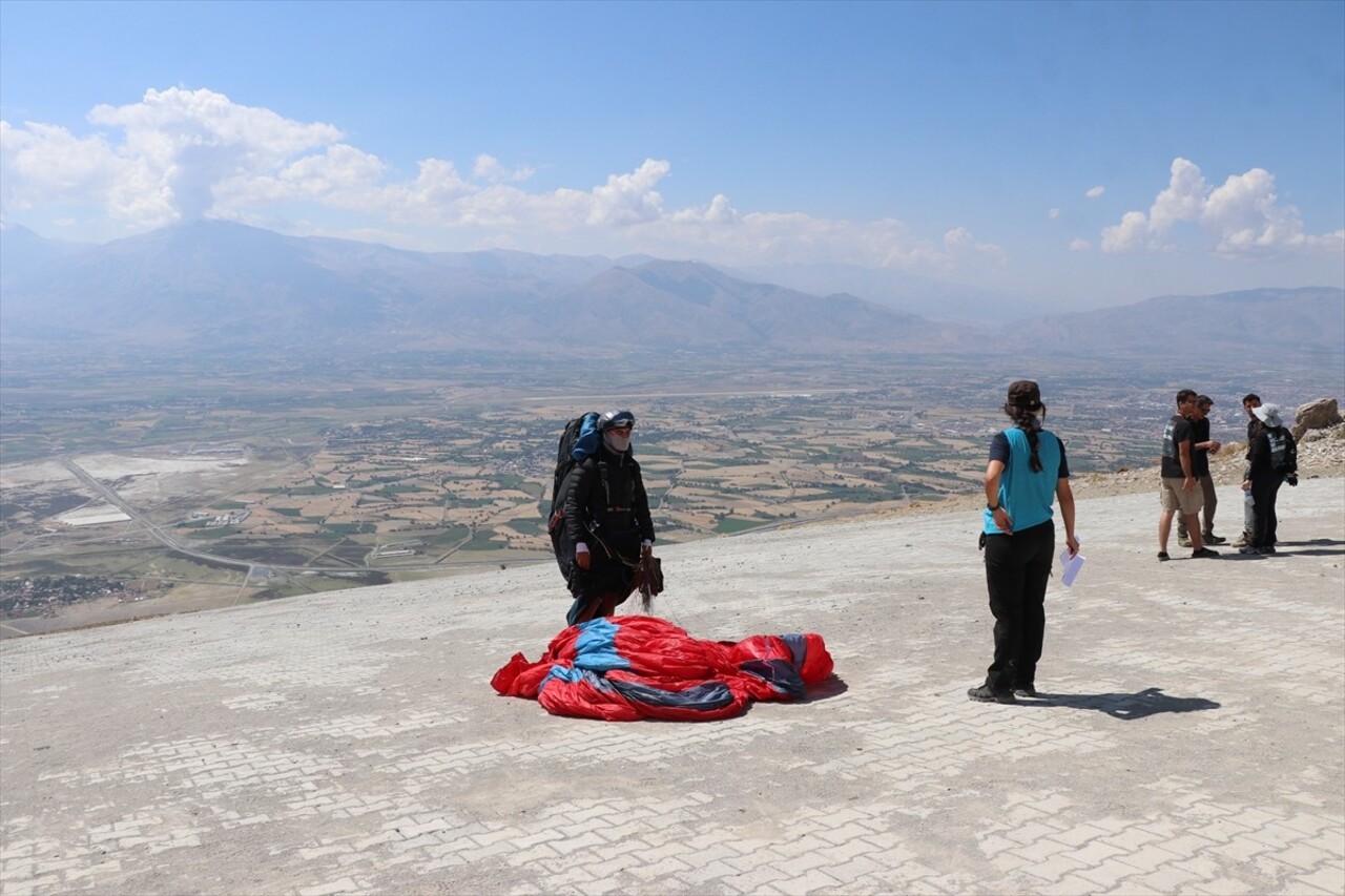 Erzincan'da düzenlenen Yamaç Paraşütü Hedef Eğitim Yarışması'na katılan Ahmet Saim Yılmaz, AA...