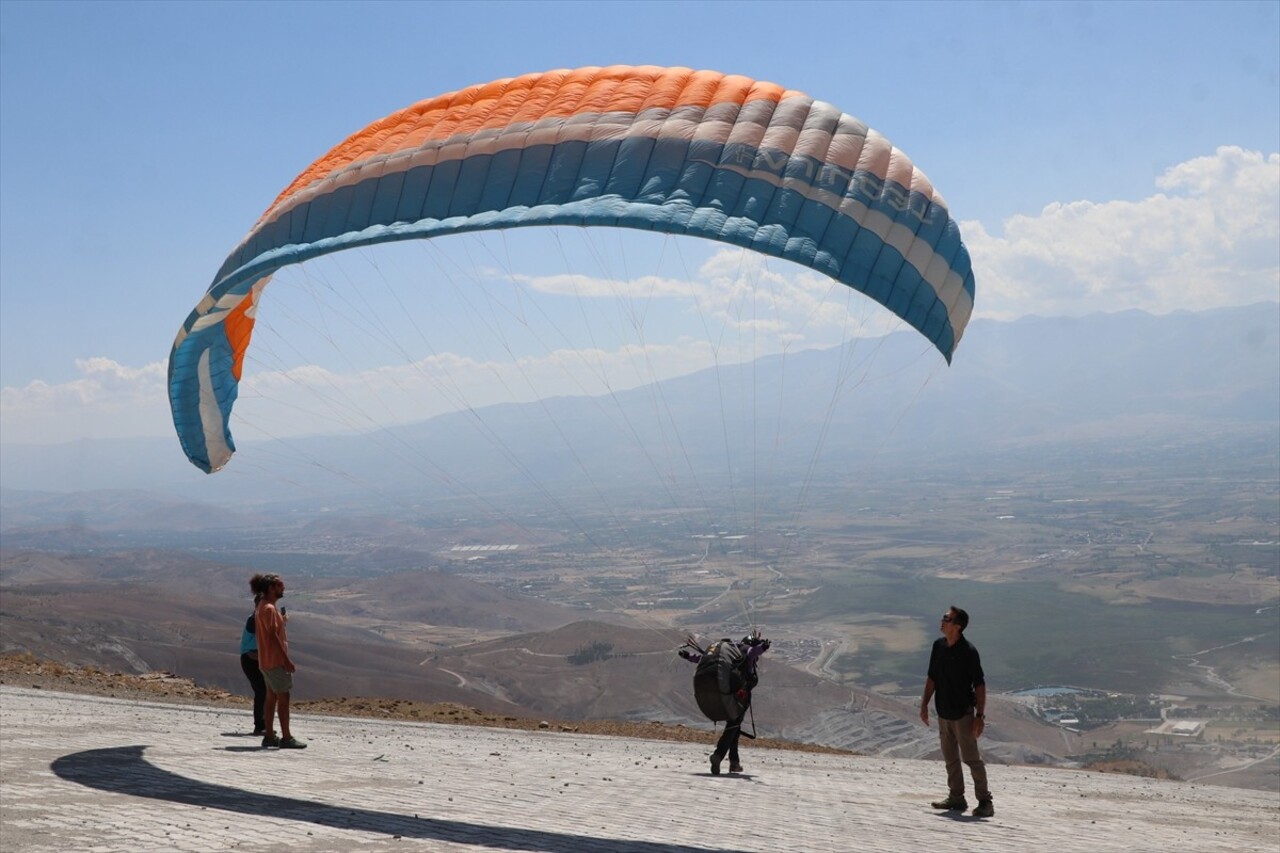 Erzincan'da düzenlenen Yamaç Paraşütü Hedef Eğitim Yarışması'na katılan Ahmet Saim Yılmaz, AA...