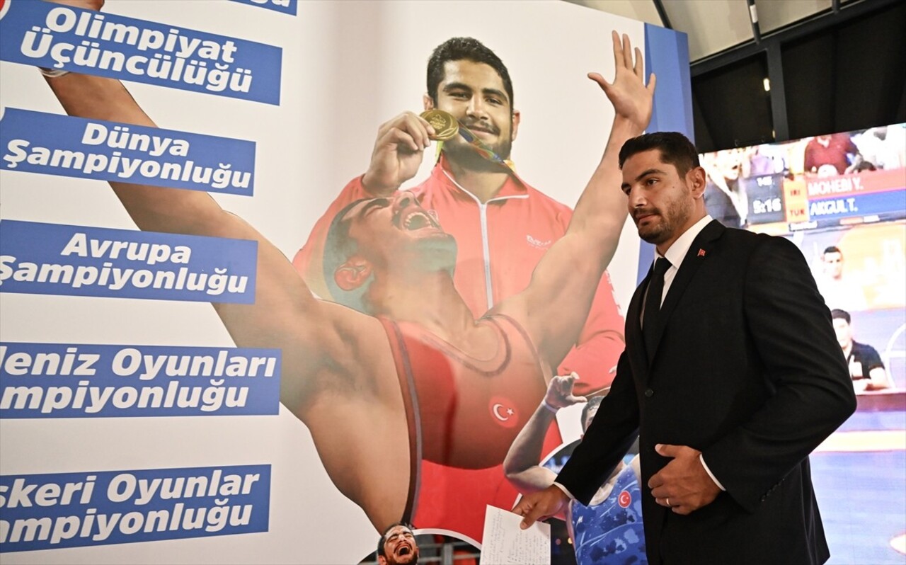 Türkiye Güreş Federasyonunun olağan seçimli genel kurulunda başkanlık için yarışacak olimpiyat...