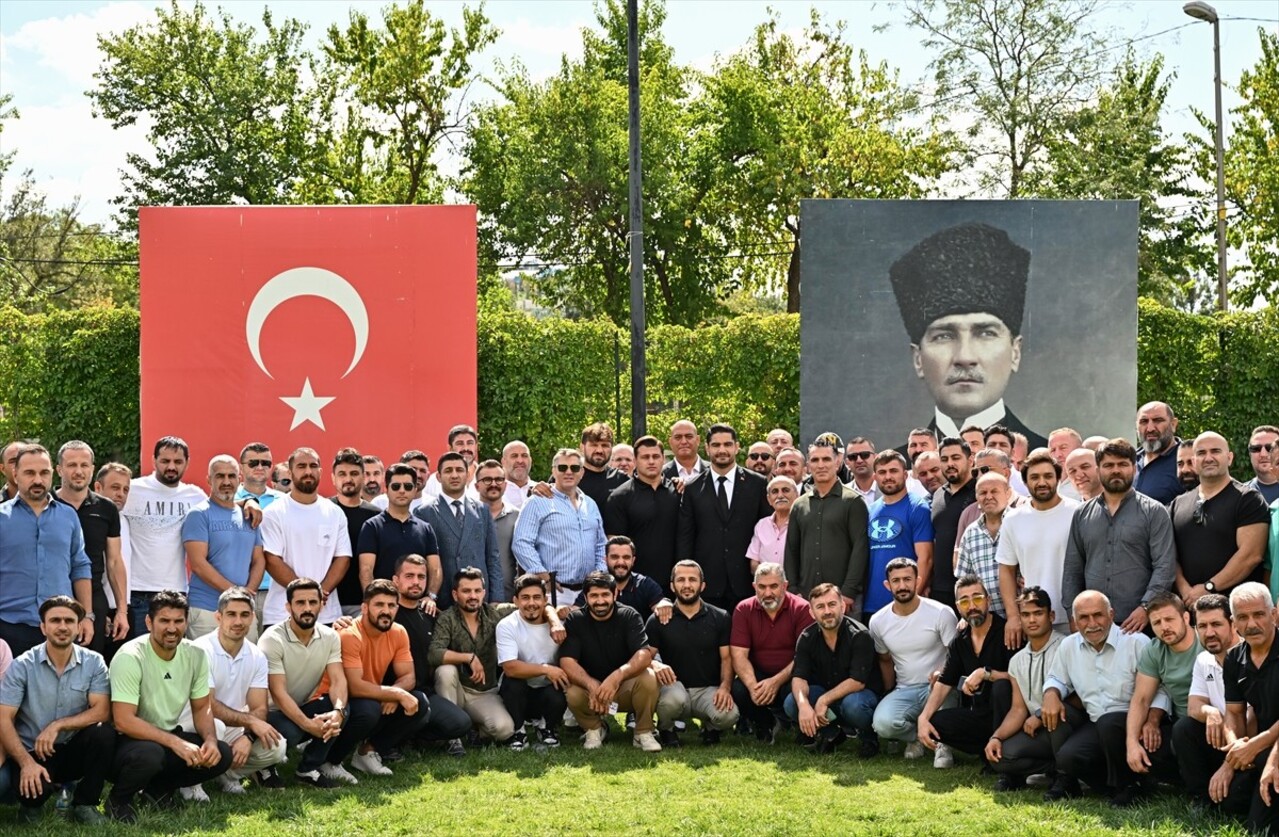 Türkiye Güreş Federasyonunun olağan seçimli genel kurulunda başkanlık için yarışacak olimpiyat...