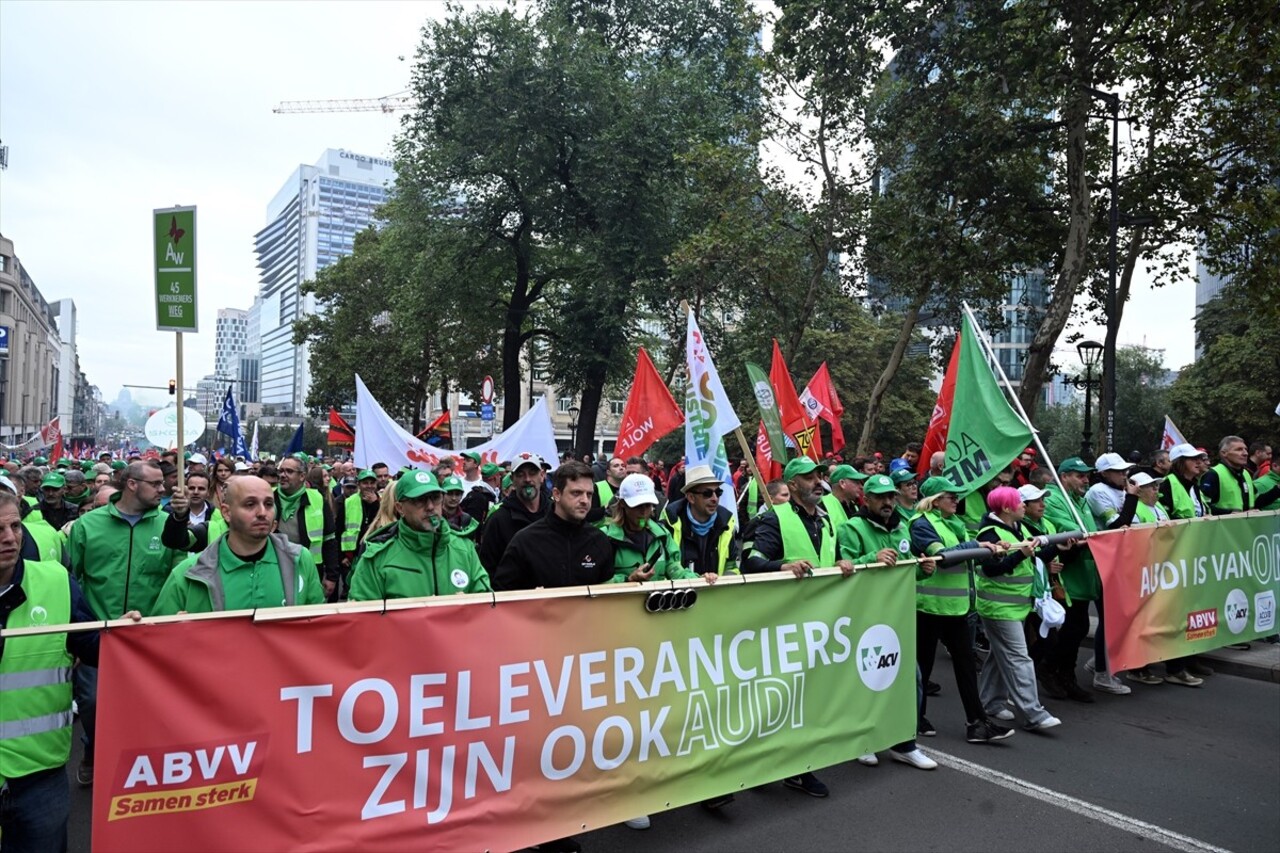 Belçika'daki çeşitli işçi sendikalarının çağrısıyla binlerce kişi, Brüksel Kuzey İstasyonu önünde...