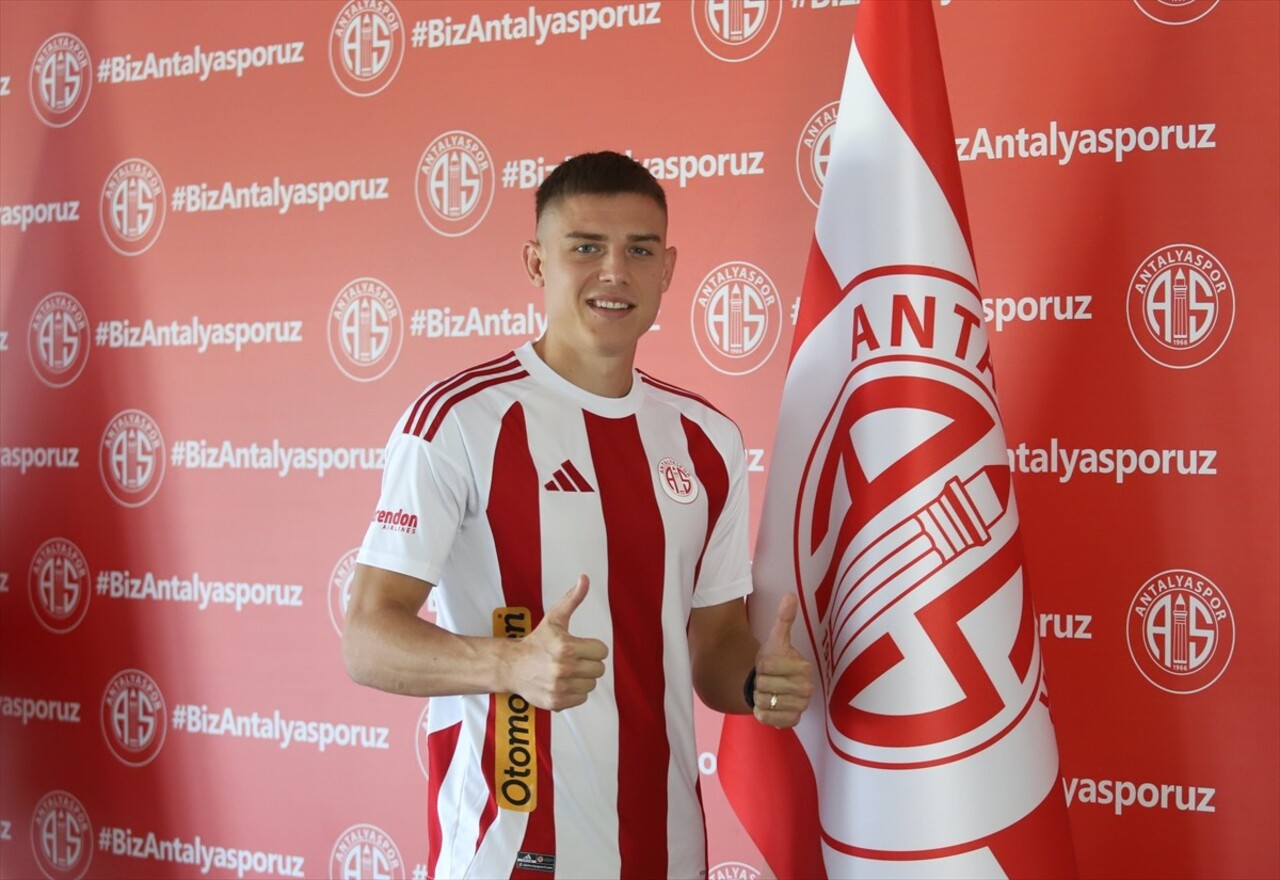 Trendyol Süper Lig ekiplerinden Antalyaspor, kadrosuna dahil ettiği futbolcular Oleksandr...