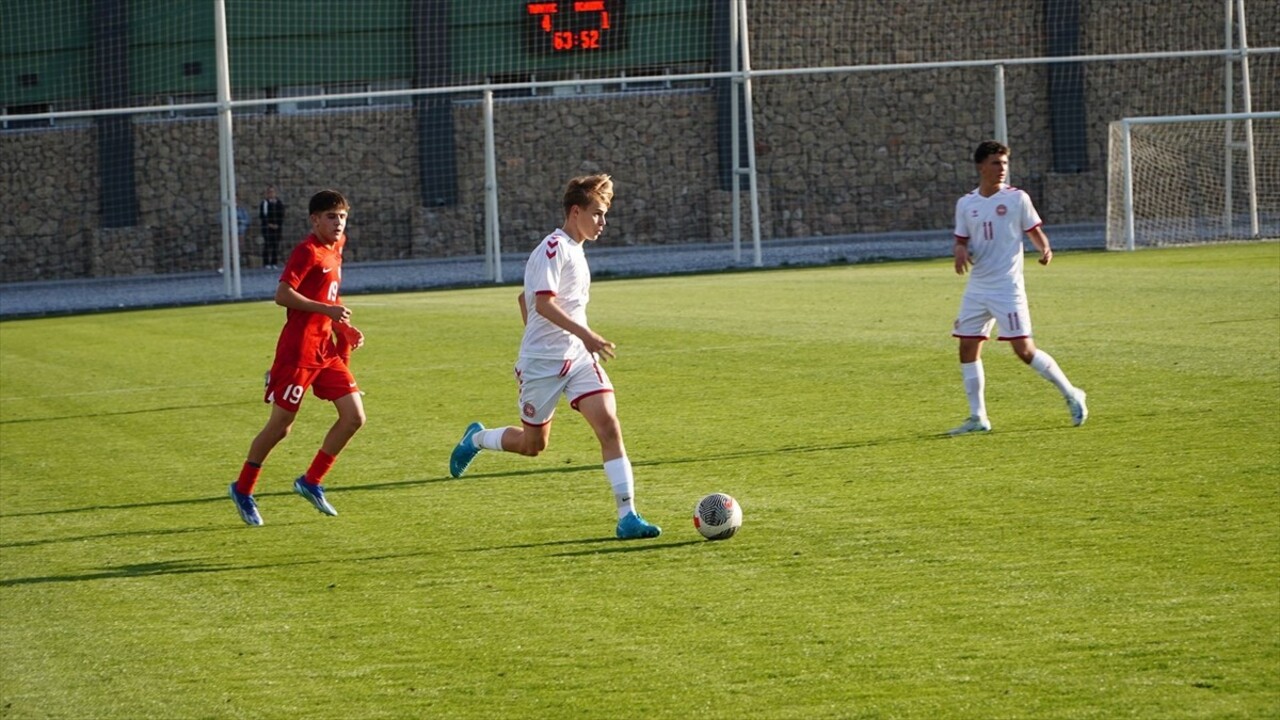 16 Yaş Altı Futbol Milli Takımı, Erciyes Yüksek İrtifa Futbol Turnuvası'ndaki ikinci maçında...