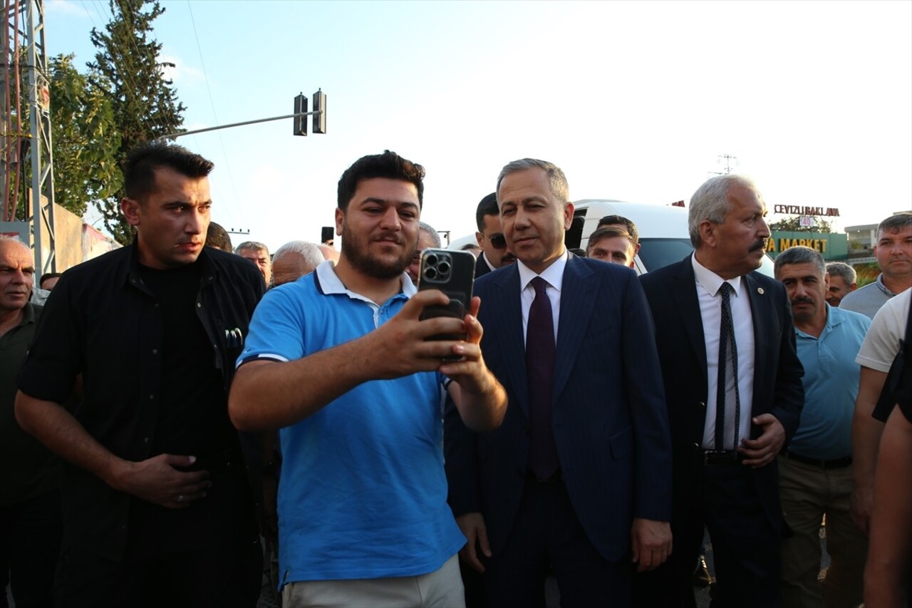 İçişleri Bakanı Ali Yerlikaya, Hatay'ın Dörtyol ilçesi Atatürk Caddesi'ndeki esnafları ziyaret...