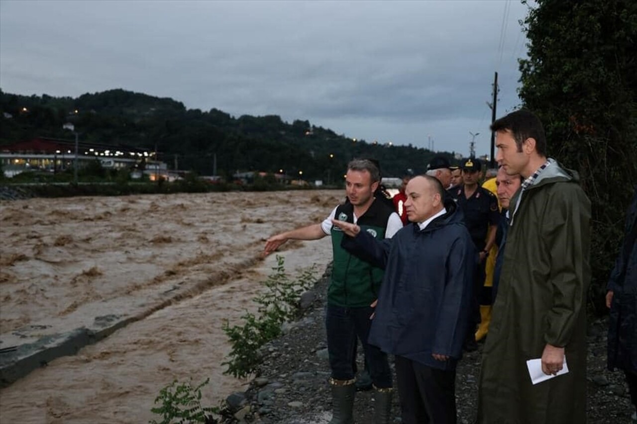 Artvin'de etkili olan yağışların ardından oluşan heyelan ve taşkınlar, 32 köy yolunu ulaşıma...