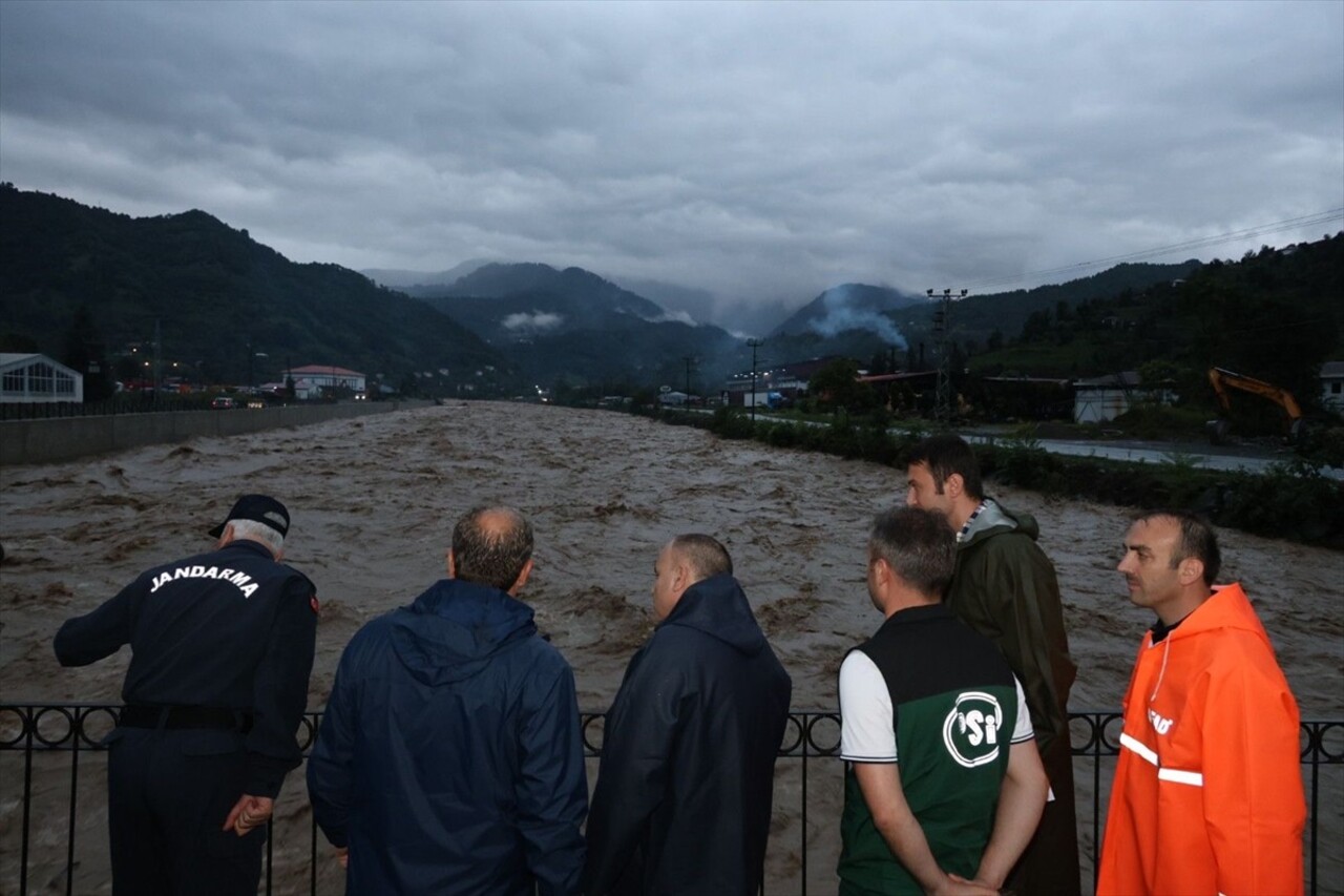 Artvin'de etkili olan yağışların ardından oluşan heyelan ve taşkınlar, 32 köy yolunu ulaşıma...