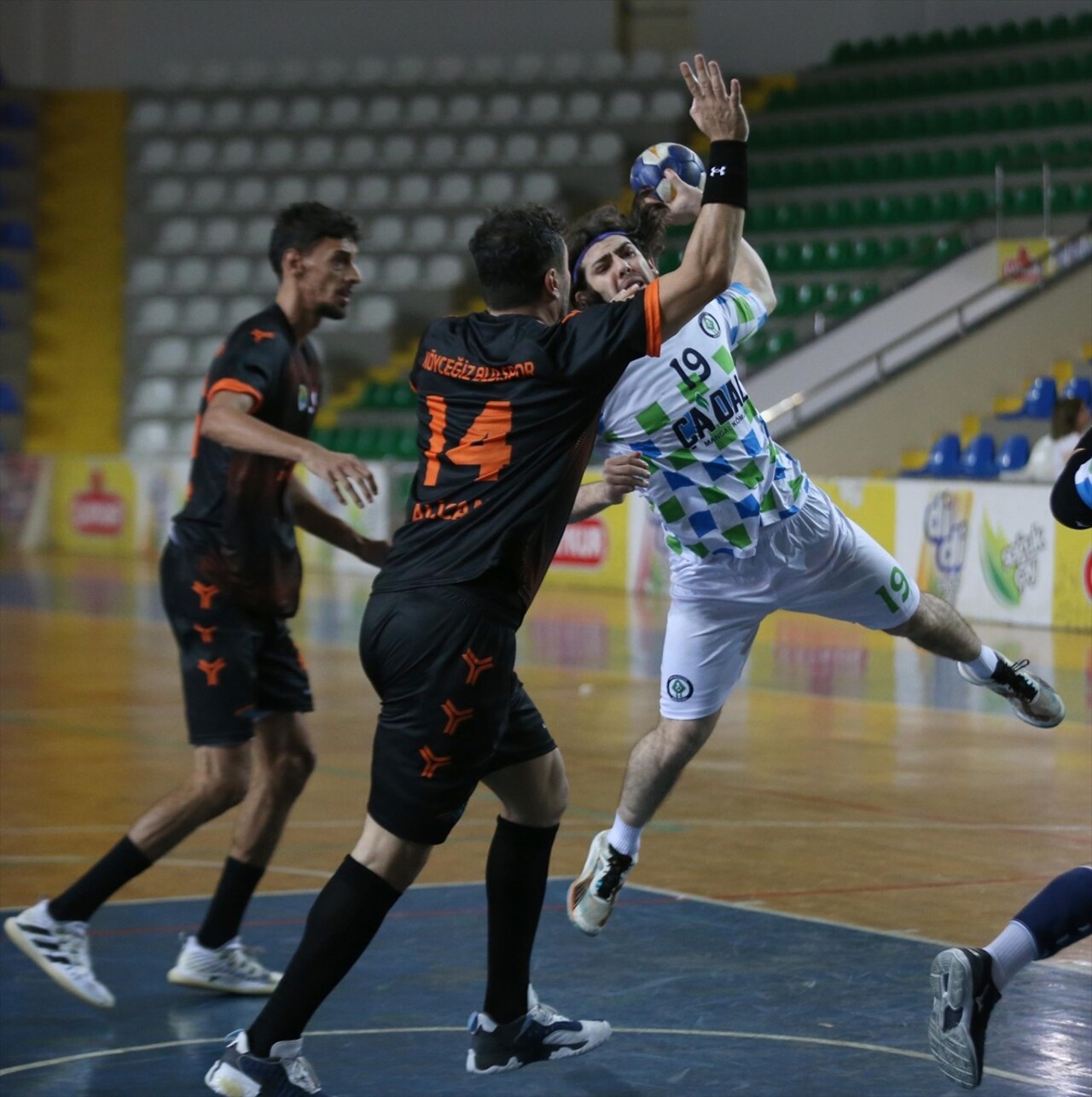 Hentbol Erkekler Süper Lig'in 3. haftasında Rize Belediyespor, Yenişehir Spor Salonunda Köyceğiz...