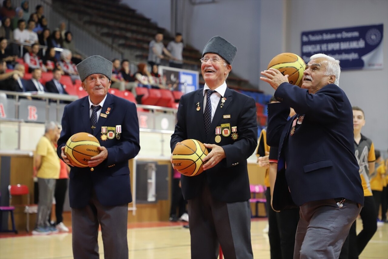 Karabük'te, Yenişehir Merkez Spor Salonu'nda 19 Eylül Gaziler Günü dolayısıyla "Kahramanlar Sahada...