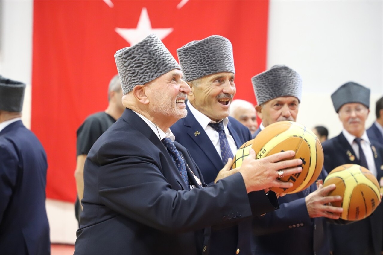 Karabük'te, Yenişehir Merkez Spor Salonu'nda 19 Eylül Gaziler Günü dolayısıyla "Kahramanlar Sahada...