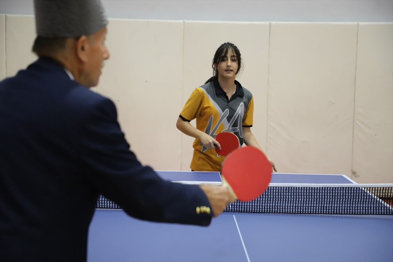 Karabük'te, Yenişehir Merkez Spor Salonu'nda 19 Eylül Gaziler Günü dolayısıyla "Kahramanlar Sahada...