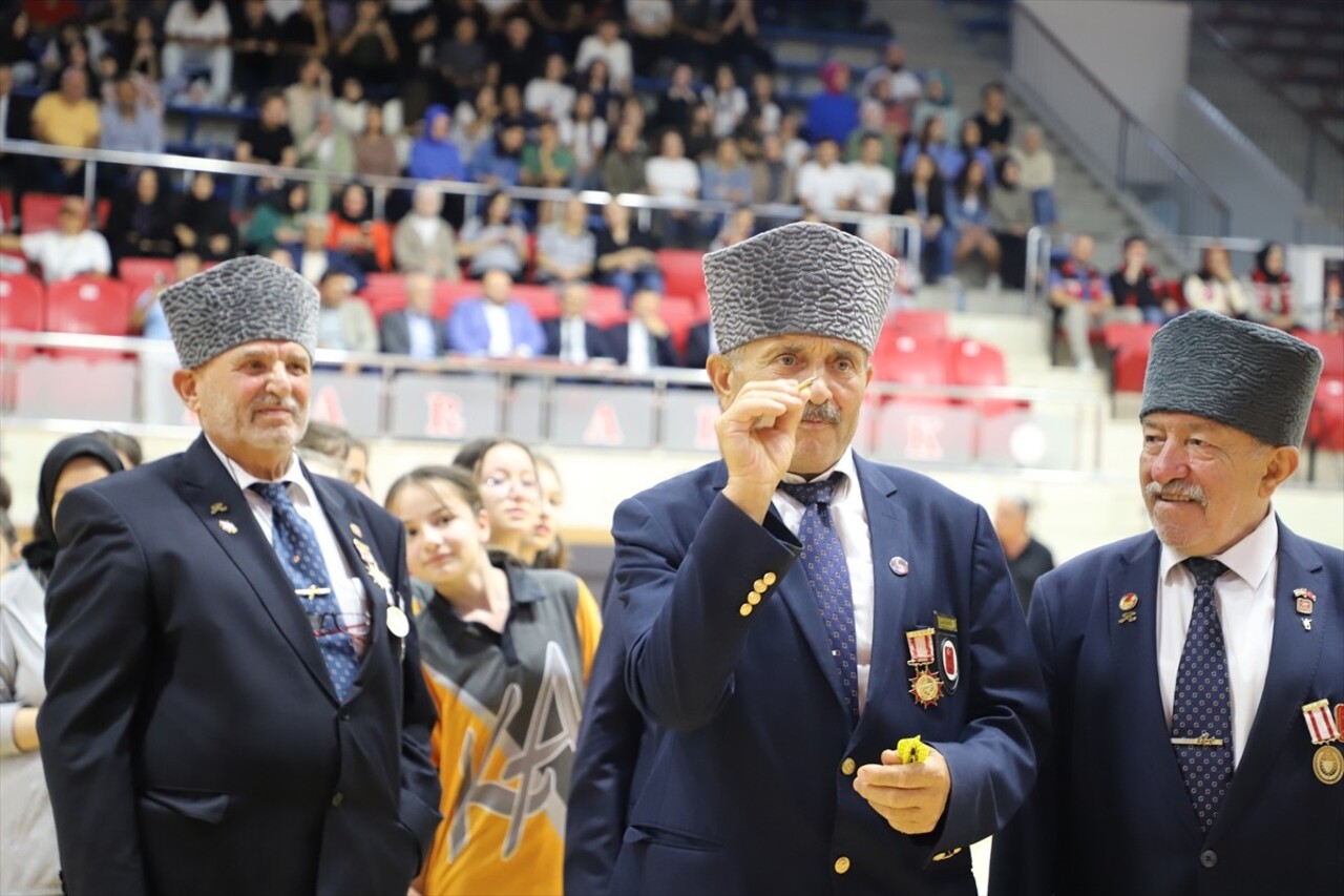 Karabük'te, Yenişehir Merkez Spor Salonu'nda 19 Eylül Gaziler Günü dolayısıyla "Kahramanlar Sahada...