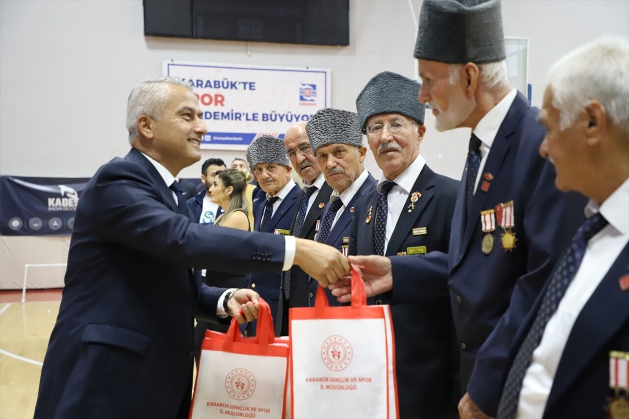 Karabük'te, Yenişehir Merkez Spor Salonu'nda 19 Eylül Gaziler Günü dolayısıyla "Kahramanlar Sahada...