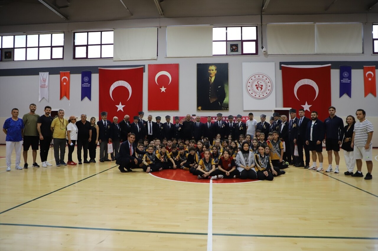 Karabük'te, Yenişehir Merkez Spor Salonu'nda 19 Eylül Gaziler Günü dolayısıyla "Kahramanlar Sahada...