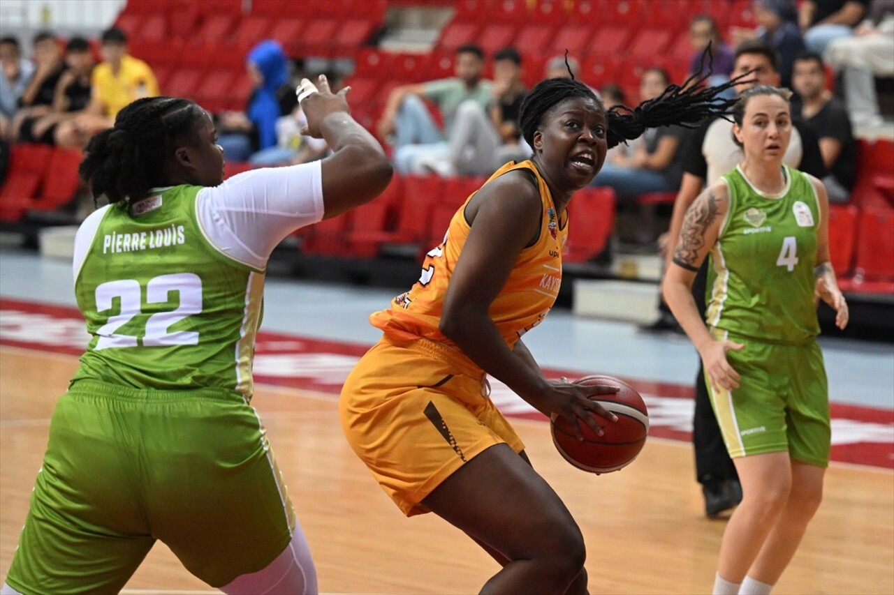 Kayseri'de düzenlenen 18. Erciyes Kupası Kadınlar Basketbol Turnuvası'nda Melikgazi Kayseri...