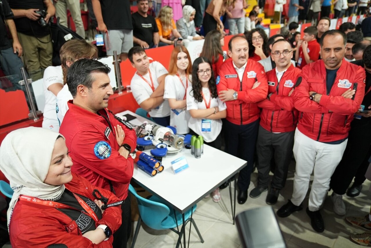 ASELSAN'ın yürütücüsü olduğu TEKNOFEST kapsamında düzenlenen İnsansız Su Altı Sistemleri ile...