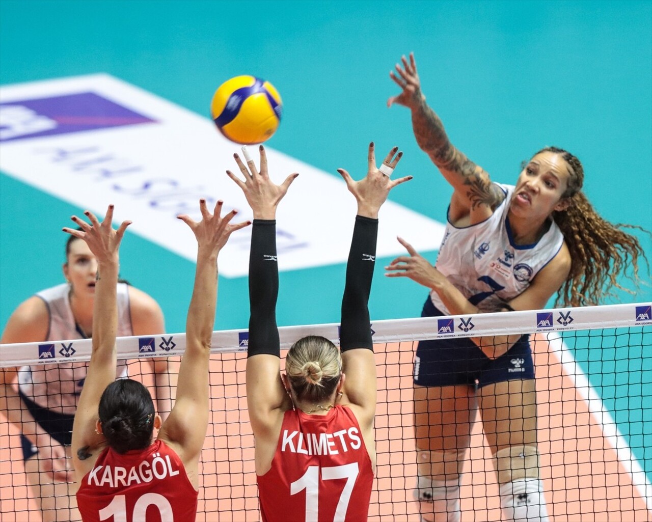 Voleybolda Kadınlar AXA Sigorta Kupa Voley müsabakalarında ikinci gün 3. Grup mücadelesinde Aras...