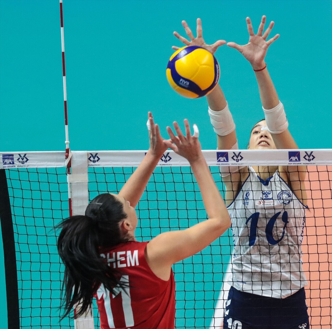 Voleybolda Kadınlar AXA Sigorta Kupa Voley müsabakalarında ikinci gün 3. Grup mücadelesinde Aras...