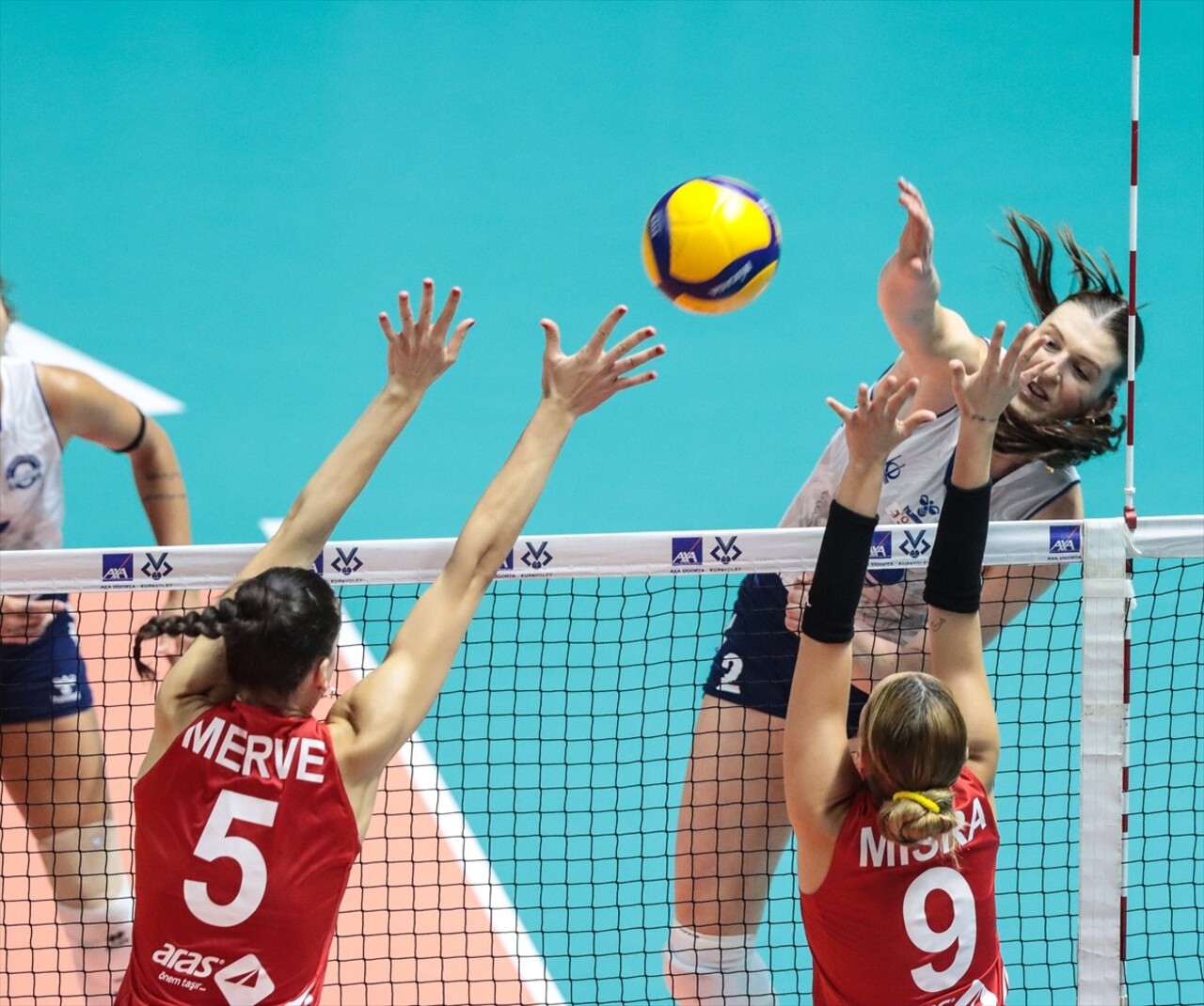 Voleybolda Kadınlar AXA Sigorta Kupa Voley müsabakalarında ikinci gün 3. Grup mücadelesinde Aras...