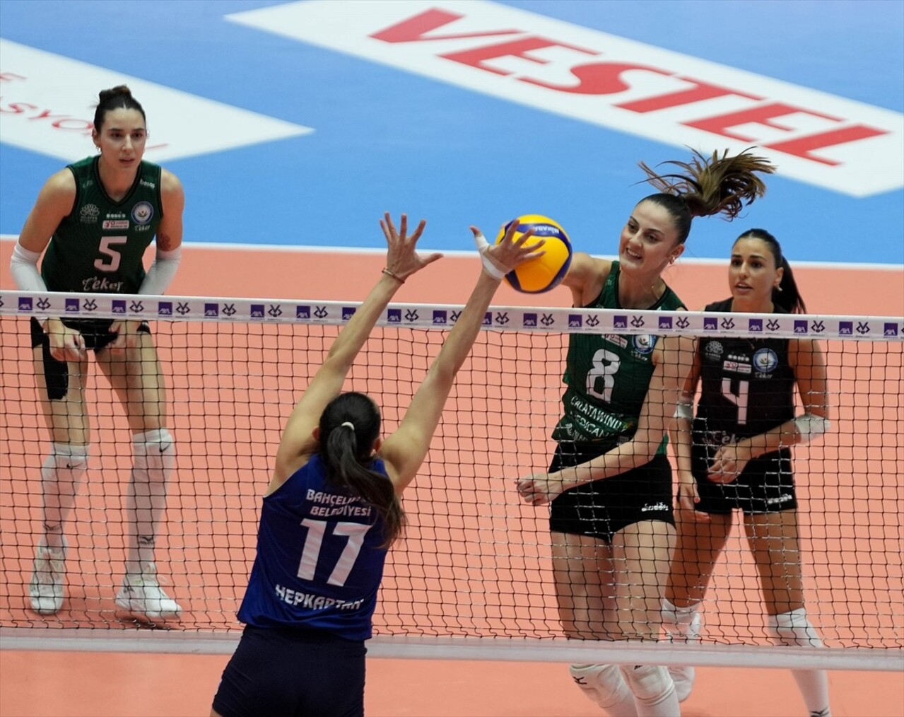 AXA Sigorta Kadınlar Kupa Voley maçında Bahçelievler Belediyespor ile Nilüfer Belediyesi Eker...