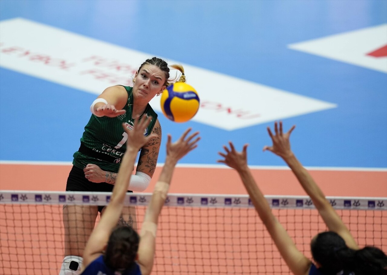 AXA Sigorta Kadınlar Kupa Voley maçında Bahçelievler Belediyespor ile Nilüfer Belediyesi Eker...