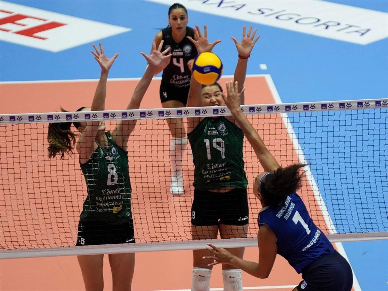 AXA Sigorta Kadınlar Kupa Voley maçında Bahçelievler Belediyespor ile Nilüfer Belediyesi Eker...