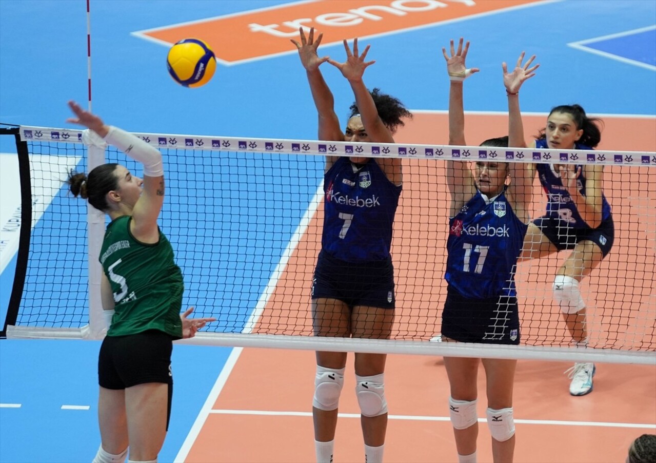 AXA Sigorta Kadınlar Kupa Voley maçında Bahçelievler Belediyespor ile Nilüfer Belediyesi Eker...