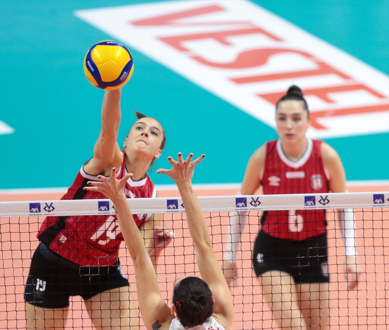 Voleybolda Kadınlar AXA Sigorta Kupa Voley müsabakaları 3. Grup mücadelesinde Beşiktaş ile Aras...