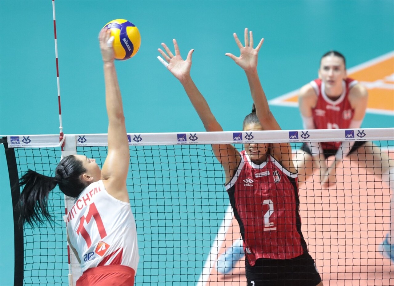 Voleybolda Kadınlar AXA Sigorta Kupa Voley müsabakaları 3. Grup mücadelesinde Beşiktaş ile Aras...