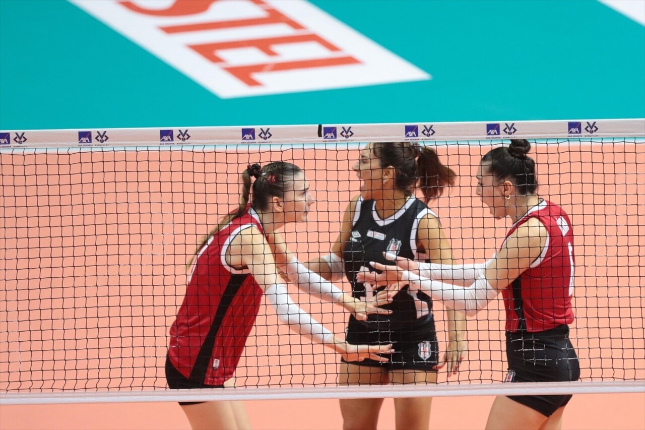 Voleybolda Kadınlar AXA Sigorta Kupa Voley müsabakaları 3. Grup mücadelesinde Beşiktaş ile Aras...