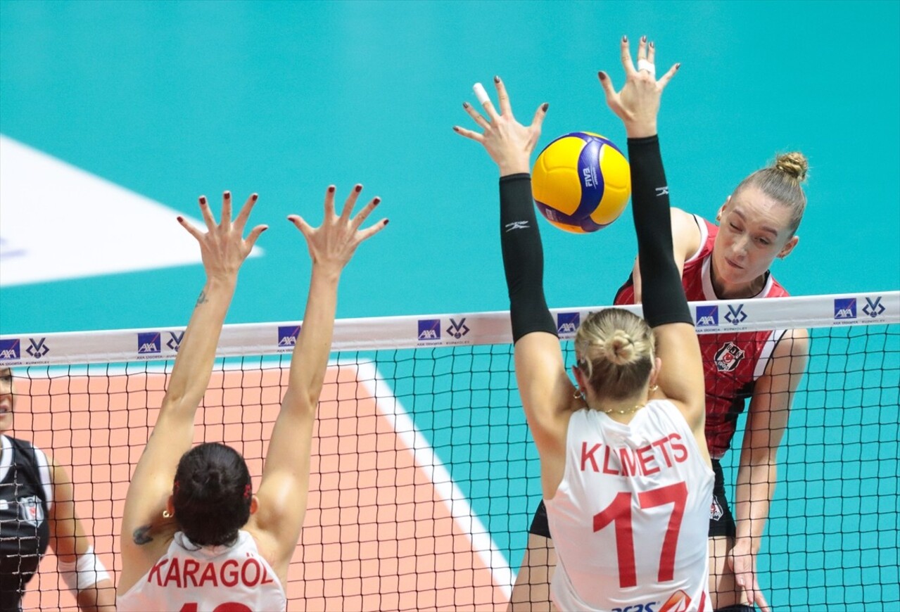 Voleybolda Kadınlar AXA Sigorta Kupa Voley müsabakaları 3. Grup mücadelesinde Beşiktaş ile Aras...