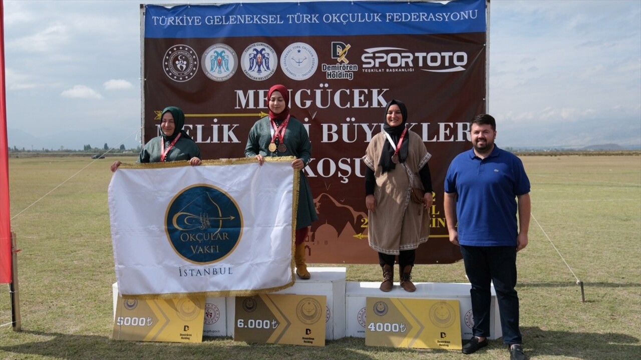 Türkiye Geleneksel Türk Okçuluk Federasyonunca (TGTOF) Erzincan'da düzenlenen Mengücek Melik Gazi...